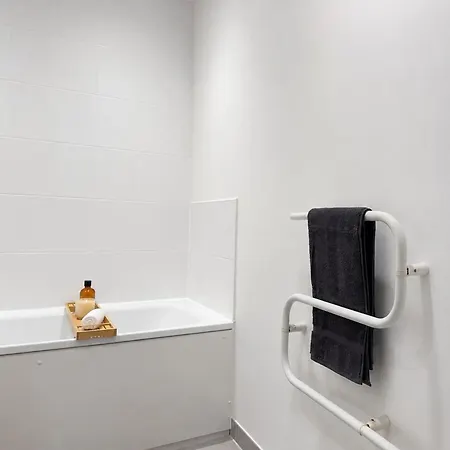 Modern With Juliet Balcony Sleeps 9 Apartment *