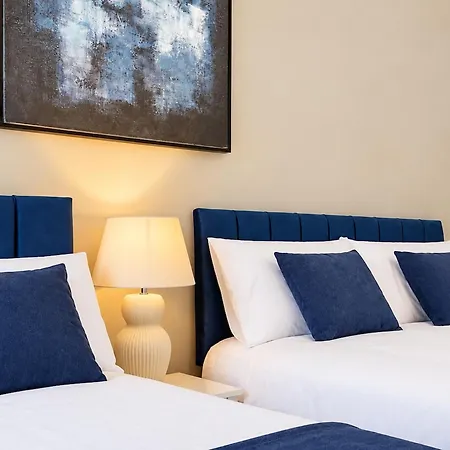 Modern With Juliet Balcony Sleeps 9 Apartment