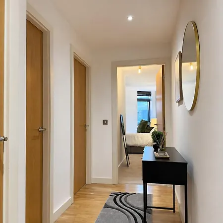 Modern With Juliet Balcony Sleeps 9 *
