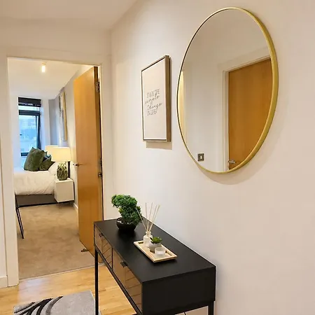 Modern With Juliet Balcony Sleeps 9 Leeds (West Yorkshire)