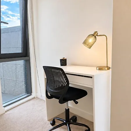 Apartment Modern With Juliet Balcony Sleeps 9 Leeds (West Yorkshire)