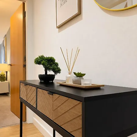 Modern With Juliet Balcony Sleeps 9 * Leeds (West Yorkshire)